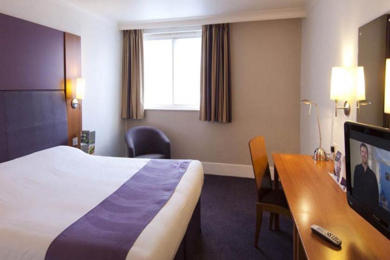 Premier Inn Wrexham North Esterno foto
